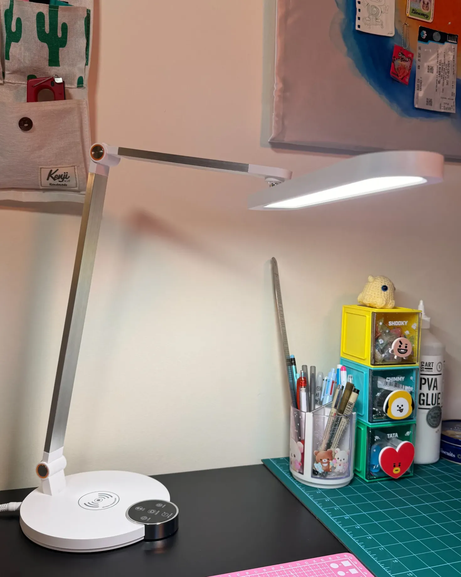 LED skrivebordslampe CAROY Med trådløs oplader Hvid
