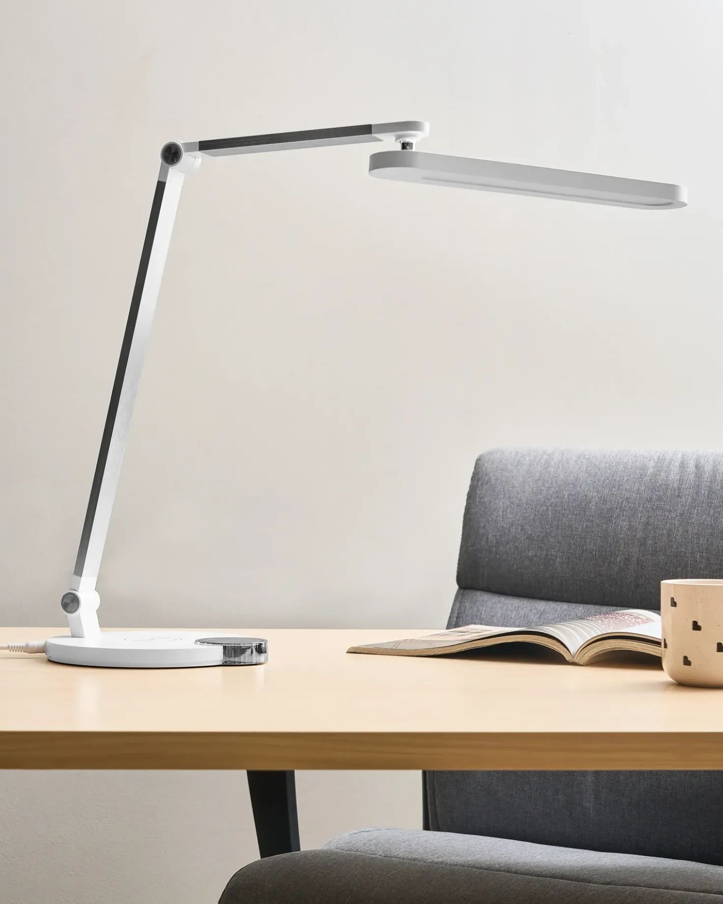 LED skrivebordslampe CAROY Med trådløs oplader Hvid