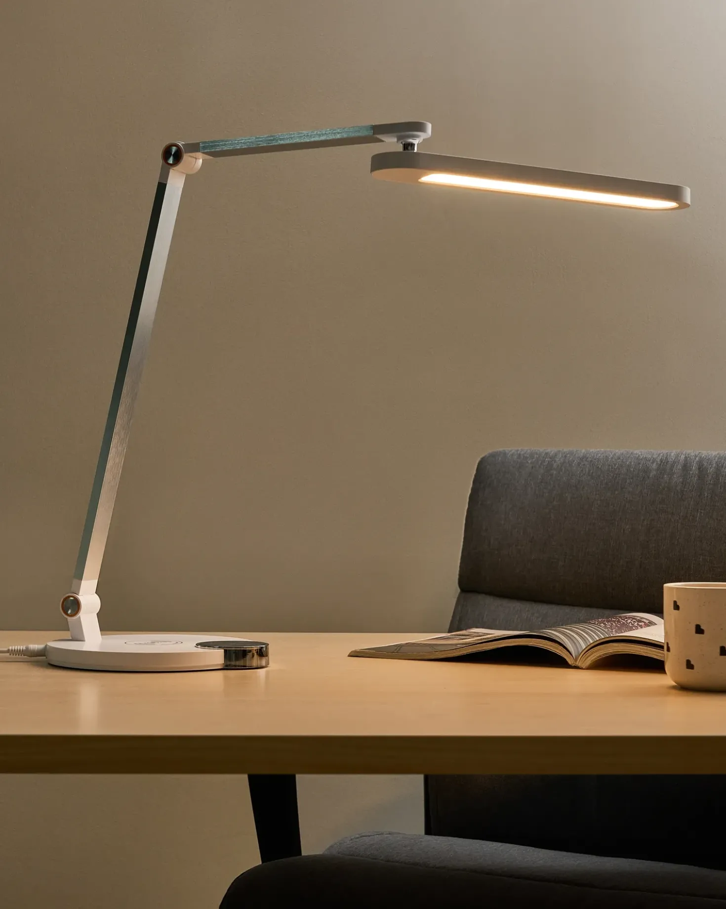 LED skrivebordslampe CAROY Med trådløs oplader Hvid