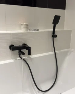 Vægmonteret blandingsbatteri til badekar og bruser BALNEARIO Sort